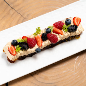 Апельсиновый пирог с ягодами десерт ресторана Руски